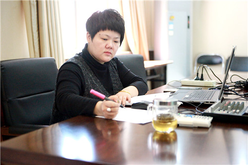 10院办主任王静主持座谈会