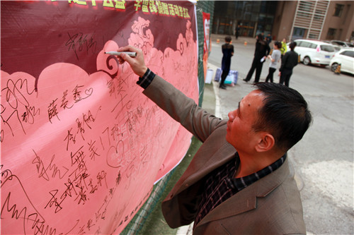 2.黄平副院长参加捐赠活动