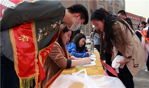 9.志愿者进行引导登记