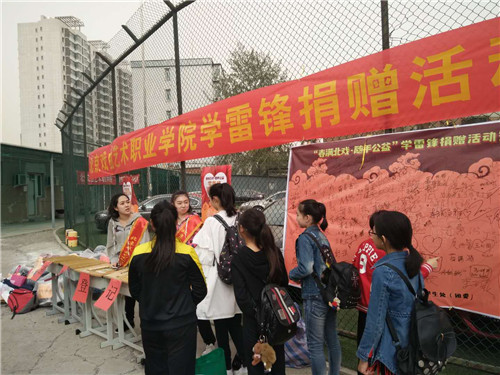 10.志愿者进行耐心讲解