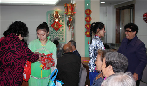 1.龙江剧团支部送糖果献爱心