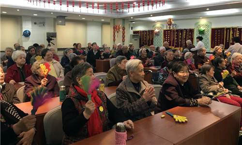 2.老人们欢聚一堂