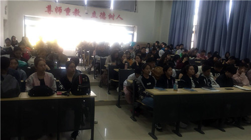 2.全体大一学生参加讲座