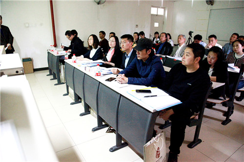 图 2 校外专家评审及技术指导