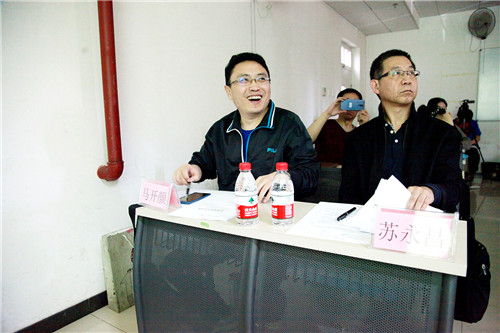 图 17 评委与参赛教师交流