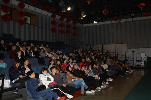 3.大二学生观看教育片