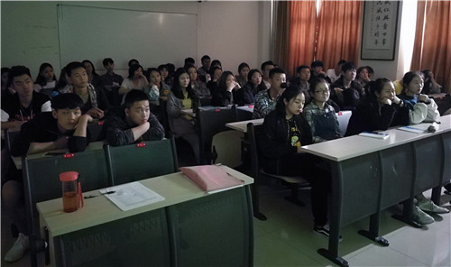 4.大一学生观看教育片