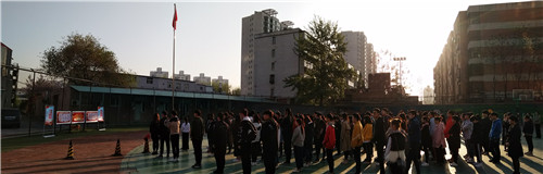 2.全体高职师生参加升旗仪式