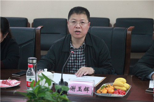 3学会戏曲专委会副主任兼秘书长、山西戏剧职业学院院长谢玉辉主持会议