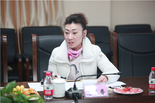 5委员们进行讨论和交流