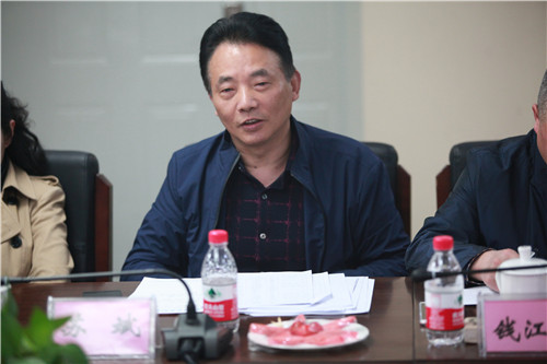 7委员们进行讨论和交流