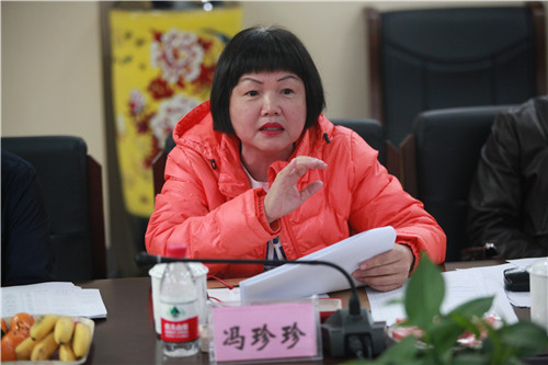 8委员们进行讨论和交流