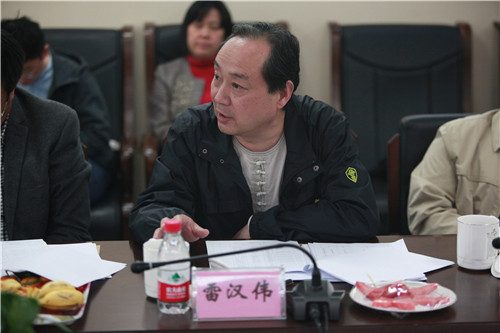 6委员们进行讨论和交流