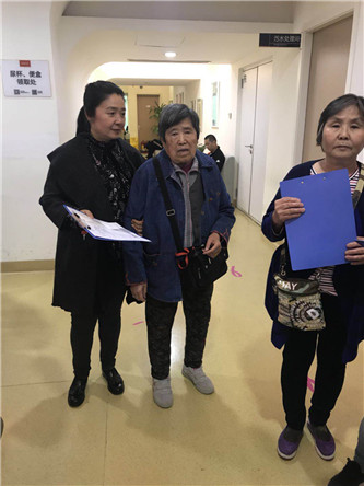 1.机关第二支部党员王桂洁为朱德银老师服务