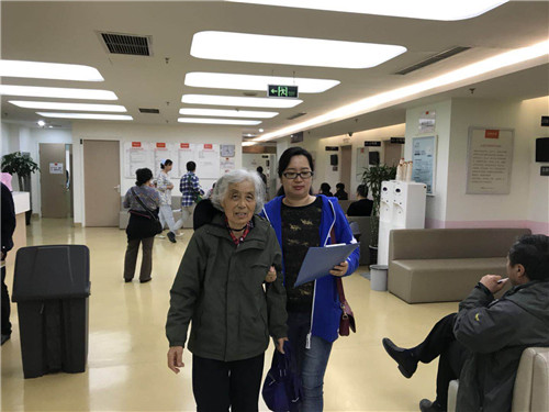 2.机关第二支部党员孟保华为关易琴老师服务