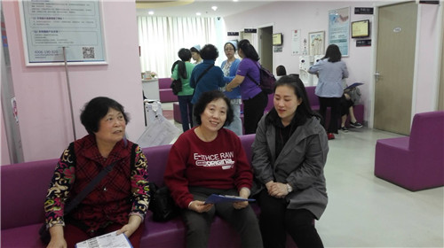 3.机关第二支部党员杨纳娜为屈淑琴老师服务