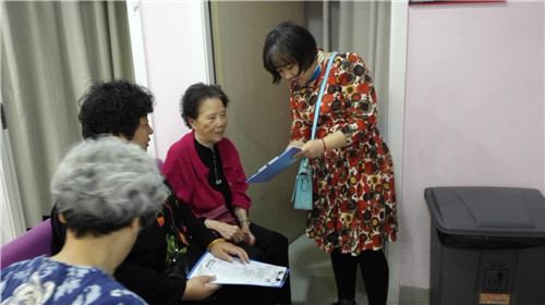 4.机关第二支部刘颖娜为柴少宾老师服务