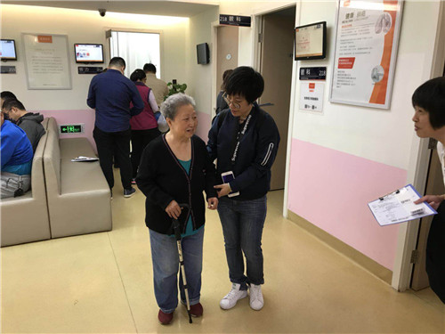 5.机关第二支部党员后侯晓山为罗慧兰老师服务