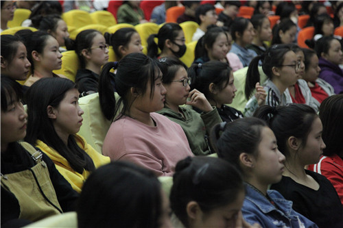 4.学生们聚精会神地聆听