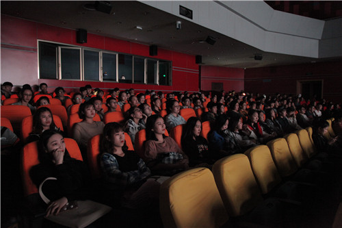 5.现场学生认真观看教育片