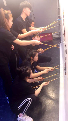 5同学们在幕后进行皮影操作
