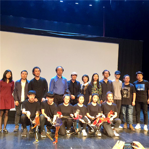 7刘侗院长与同学们合影