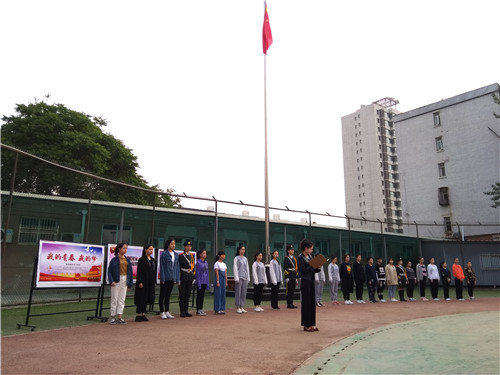 4学生处中专部负责人唐晶晶老师宣读“北戏小雷锋”获奖名单