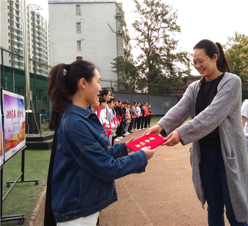 5学生处副主任双百平任老师为获奖学生颁奖