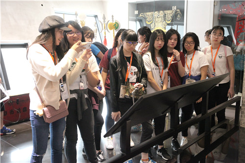 2香港中学生们参观京剧艺术展