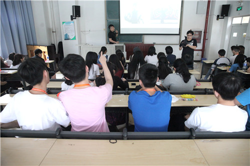 3京剧系张磊老师向香港中学生们介绍京剧脸谱知识