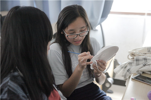 4香港中学生们亲自动手制作京剧脸谱