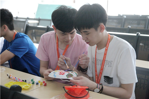 5香港中学生们亲自动手制作京剧脸谱