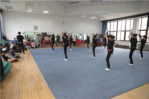 6香港中学生们观看京剧基功课堂教学