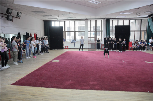 7香港中学生们观看京剧基功课堂教学