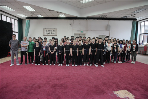 8香港中学生们与我院京剧系师生合影