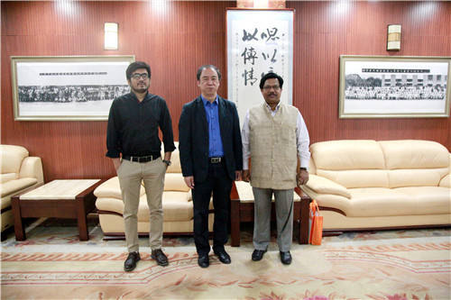 1刘侗院长与拉克院长及助理合影