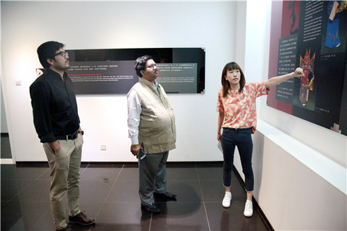 2拉克院长及助理参观京剧艺术展