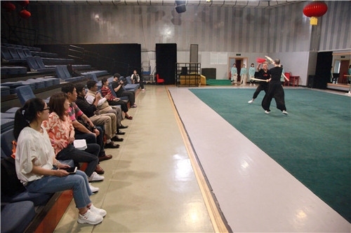 3拉克院长及助理观看京剧系基功展示