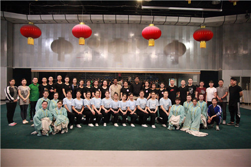 4拉克院长及助理与京剧系师生合影