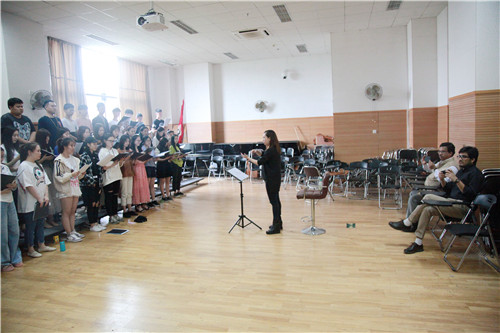 5拉克院长及助理观看音乐系排练