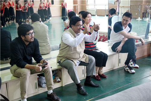 6拉克院长及助理观看舞蹈系民族舞展示