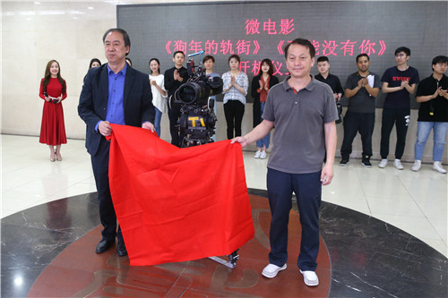 4刘侗院长和文化局安监处调研员彭立波为摄影机揭幕