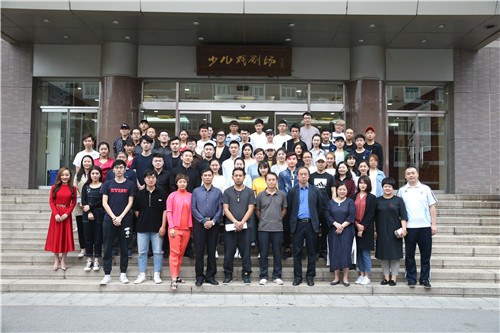 7参加开机仪式的全体人员合影