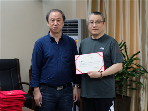 1刘侗院长为王硕老师颁发聘书