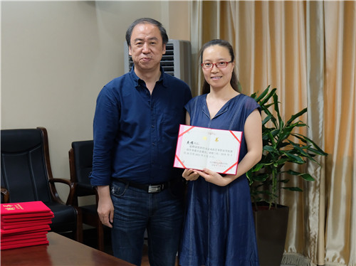 2刘侗院长为乐娟老师颁发聘书