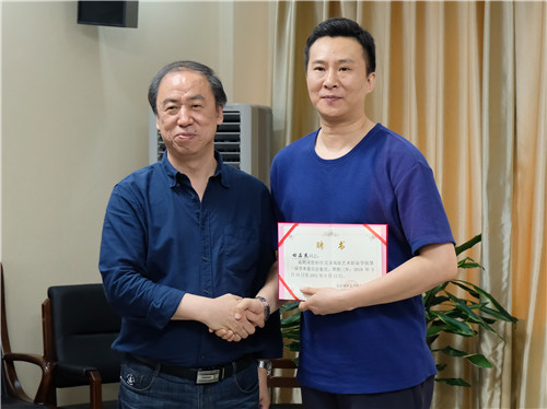 3刘侗院长为田石杰老师颁发聘书