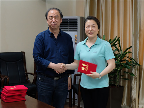 4刘侗院长为刘山丽老师颁发聘书