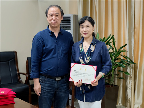 5刘侗院长为许翠副院长颁发聘书