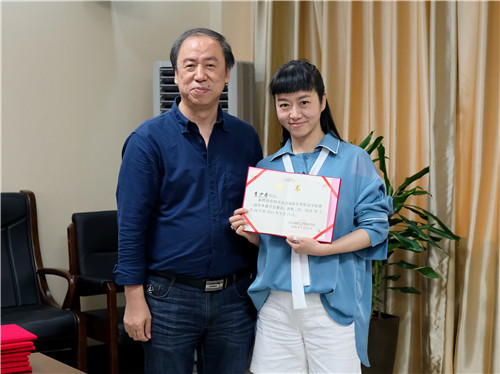 6刘侗院长为李少丹老师颁发聘书