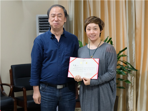 7刘侗院长为吴蕾副院长颁发聘书